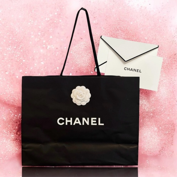 🆕 CHANEL Matte Black Gift Bag With Camellia Flower + Gift Card & Envelope - Picture 1 of 10
